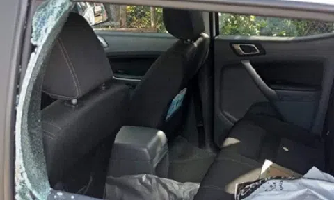 Bình Dương: Trộm đập kính ô tô, lấy đi 100 triệu đồng cùng 2 chỉ vàng trong xe